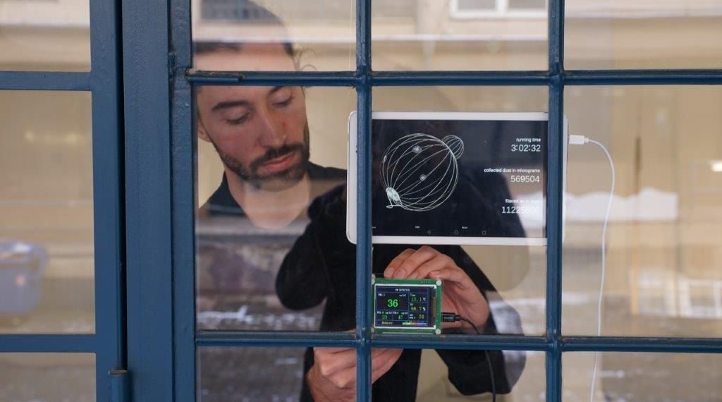 Pragovka připravila aktuální výstavu Vzducho-prach(y)