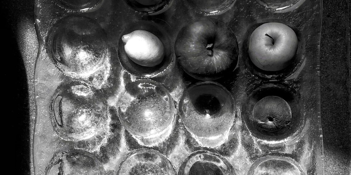 Vynikající kniha nejen o Praze a českém surrealismu