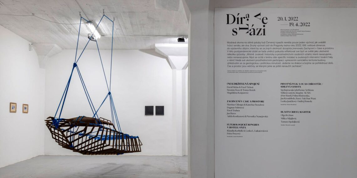 Rozsáhlá výstava Díra ve stázi v Pragovce finišuje