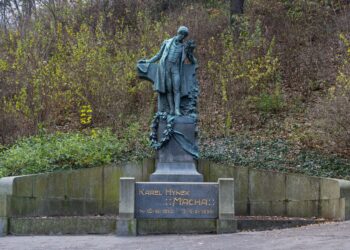 Sbírka Adoptuj sochu: Máchův pomník / a další čekají